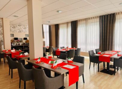 Gedeckte Tische im Bistro Gedeckte Tische im Bistro