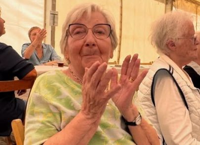 Bewohnerin feiert auf dem Schützenfest
