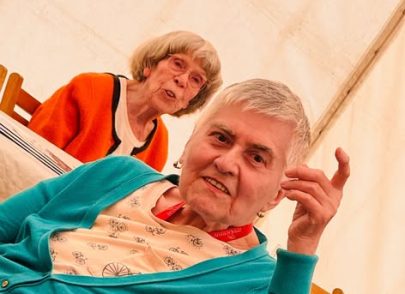 Bewohnerin feiert auf dem Schützenfest